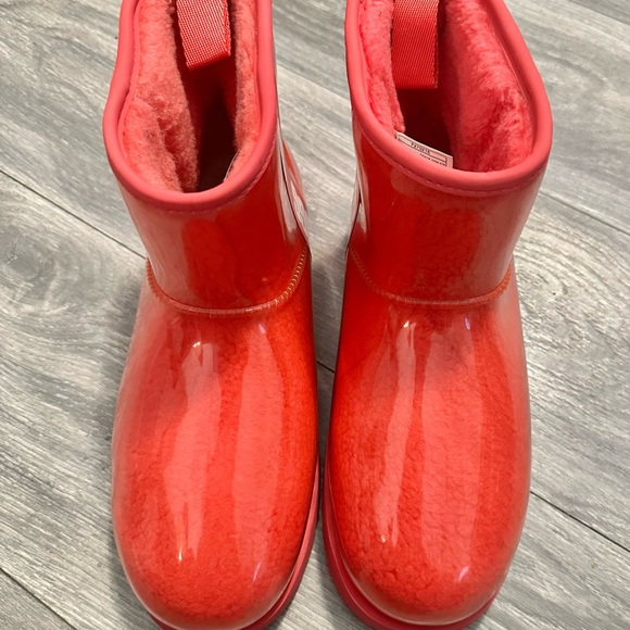 Ugg rain boots with fur inside I tried on in house. In new condition. Retai $250 - Picture 4 of 9